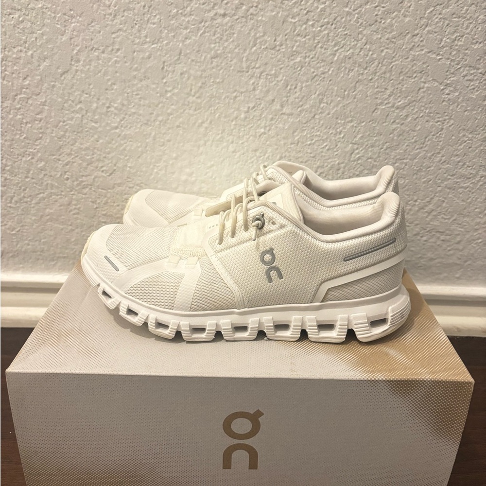 LIKE NEW ON CLOUD 5 RUNNING SHOES SIZE 6.5 - WOMEN’S ON CLOUD SHOES